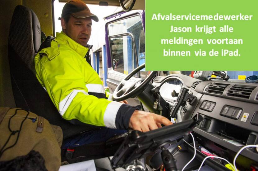 Afvalservicemedewerker krijgt melding op tablet in vrachtwagen